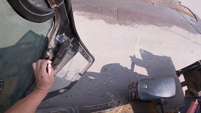 Часть № 1 Парковка из свалки. Работа экскаватора-погрузчика CATERPILLAR смотреть онлайн