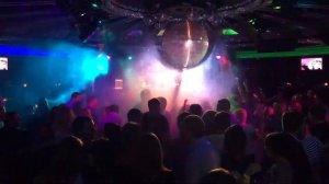 Дискотека в ночном клубе Ленинград