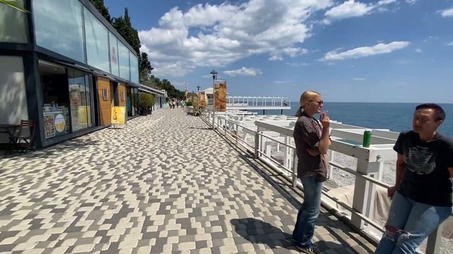 Ялта сегодня. ГДЕ СЧАСТЛИВЫЕ УЖЕ КУПАЮТСЯ. Пляж Массандры. Крым 2022. смотреть онлайн