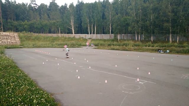 Катаемся на роликах. Восьмерка. смотреть онлайн