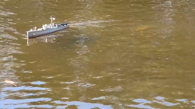 Scratch built World War One RC torpedo boat. First run on the pond. смотреть онлайн