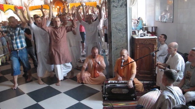 ЕС Бхактивайбхава Свами | Киртан | Джулан ятра - Катание Божеств на качелях