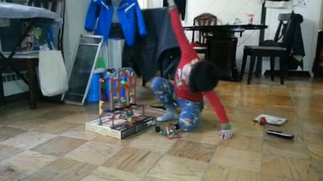 Raylan is making big red bird and crashing into the pig's house смотреть онлайн