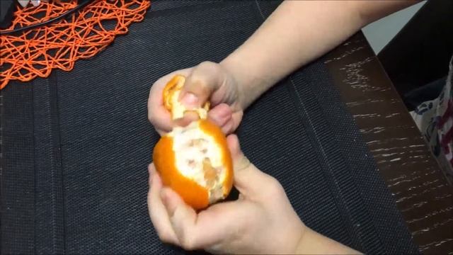 КАК БЫСТРО ПОЧИСТИТЬ МАНДАРИН! смотреть онлайн