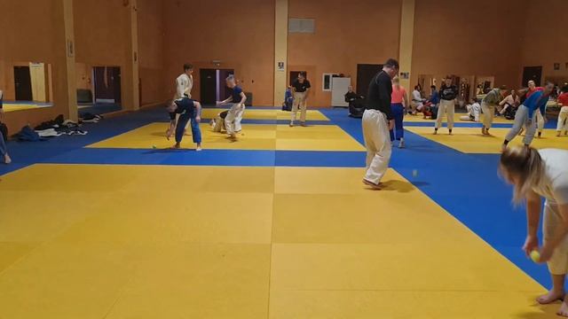 Работа с мячиками, как разминка. смотреть онлайн