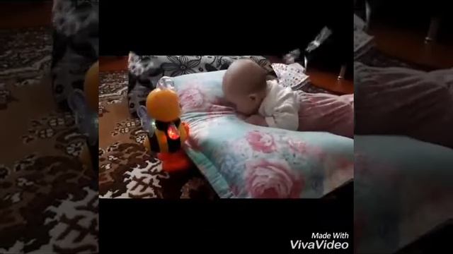 София родной мой ангелочек, песня от папы _У дочки папины глаза ,у дочки мамина улыбка смотреть онлайн
