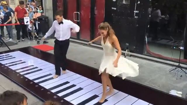 Пара танцует на пианино смотреть онлайн