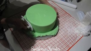 Шаг 3.Обтяжка торта мастикой.