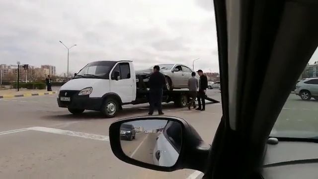 Toyota Camry и Lexus столкнулись на оживленном перекрестке Актау смотреть онлайн