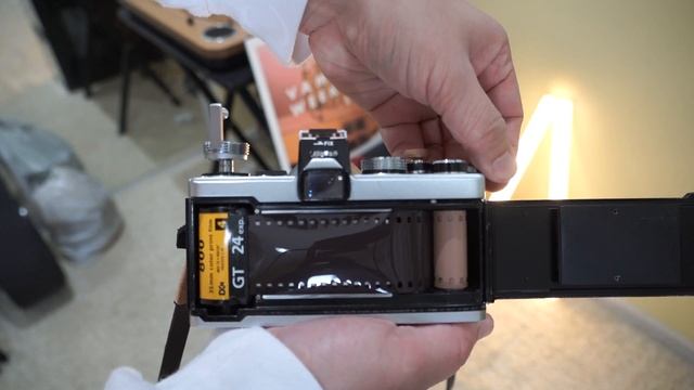 Olympus OM-1 35mm Film Loading (in 4K) смотреть онлайн