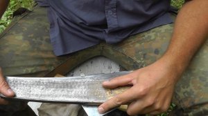 Отбивка косы на узкой наковальне часть 1