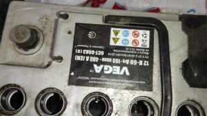 Обслуживание и зарядка АКБ. Доливаем дистиллированной водички до уровня.