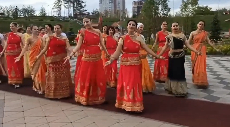Маха Харинама на Набережной Тольятти 30_07_2023. Maha Harinam on the Embankment of Togliatti смотреть онлайн