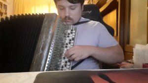 В городском саду играет духовой оркестр на баяне