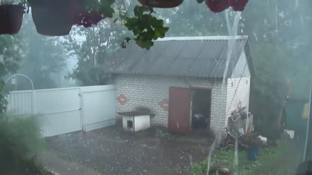 град крупный затем центр урагана у дома смотреть онлайн