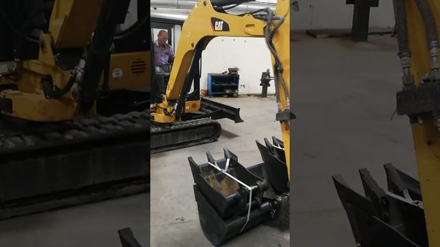 Тестируем мини экскаватор в холостом режиме CAT 302 5C 2012 год 1055 моточасов смотреть онлайн