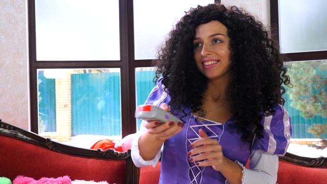 Смешные видео с Принцессами Диснея. Игры в Бассейне и с пластилином ПЛЕЙ ДО! Игрушки для детей. смотреть онлайн