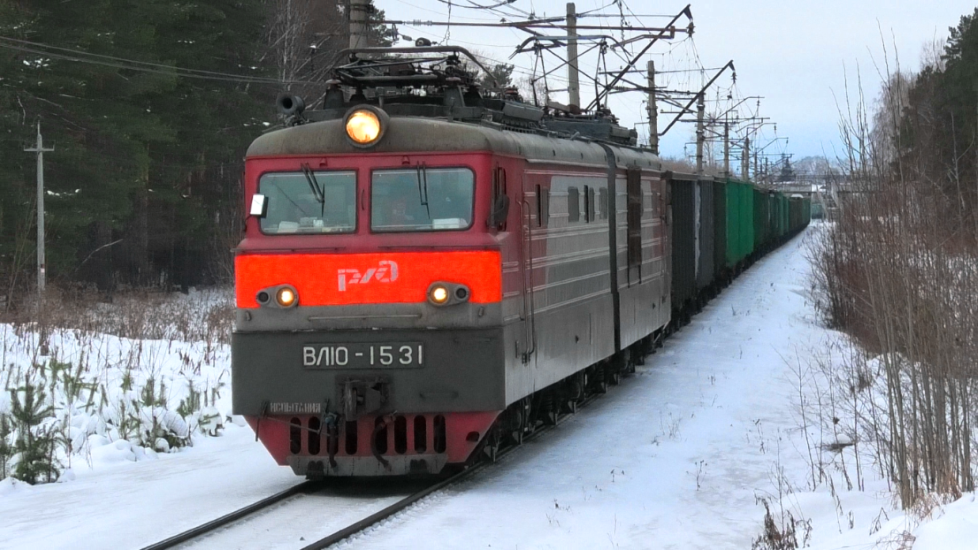 Очень приветливый басистый ВЛ10-1531 с грузовым поездом смотреть онлайн