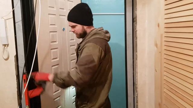 Установка входной двери с расширением проема и подрезкой наличника смотреть онлайн