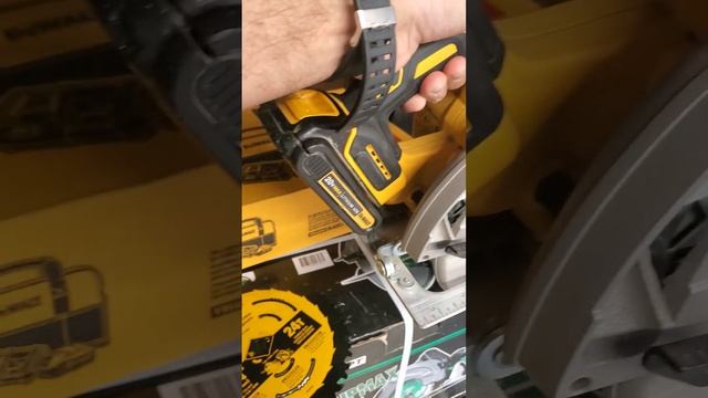 DEWALT (DCS570B)20V MAX 7-1/4-Inch Circular Saw Cordless with 20V MAX 5.0Ah BATTERY PACK (DCB205CK смотреть онлайн
