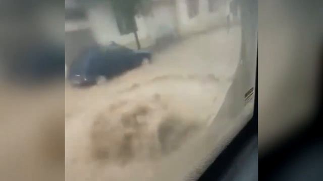 Right now in Spain! Flooded houses and cars after the storm in Barcelona, Catalonia смотреть онлайн
