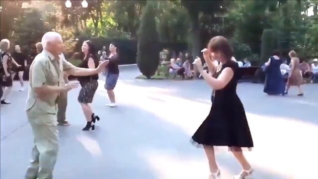 СЛАДКАЯ МОЯ КОНФЕТОЧКА !!СЧАСТЛИВЫЕ МОМЕНТЫ ПАРК ГОРЬКОГО ХАРЬКОВ! смотреть онлайн