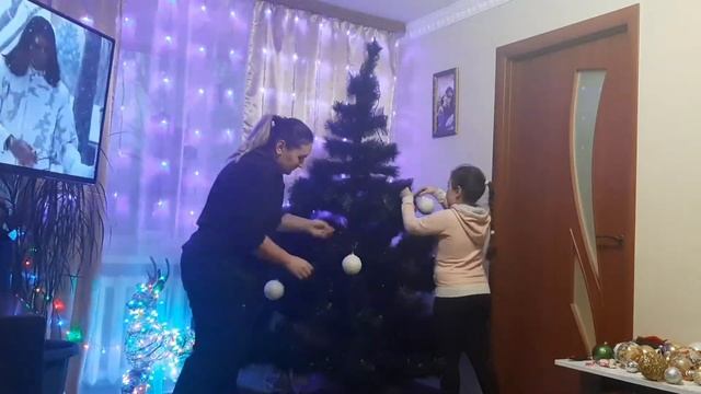 Как украсить елку 2021 /Украшаем елочку / Как установить искусственную елку Праздник начинается/ смотреть онлайн