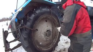 Установил цепи на колеса трактора МТЗ.