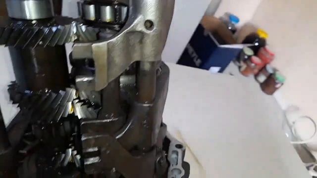 Нашёл возможную причину  почему выбивает  передачи  на МКПП.