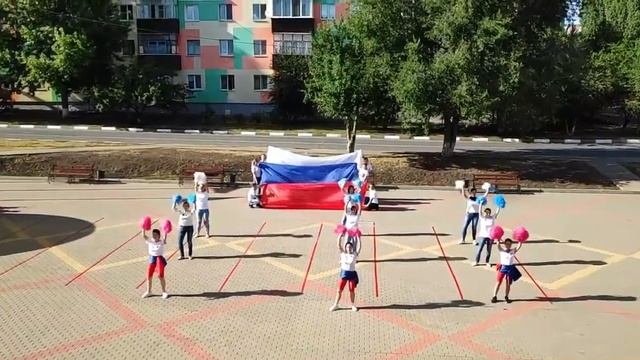 Танцевальный флешмоб «Вьётся над Россией флаг её судьбы» смотреть онлайн