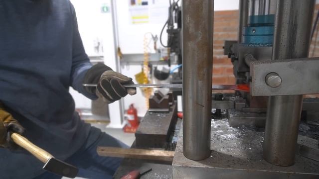 Sword Making - Javanese Keris (Kris) / 크리스 검 만들기 смотреть онлайн