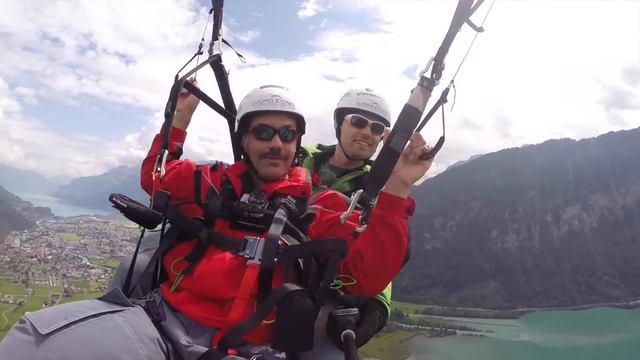 Tandem Gleitschirmflug vom Niederhorn 07.08.2014 смотреть онлайн