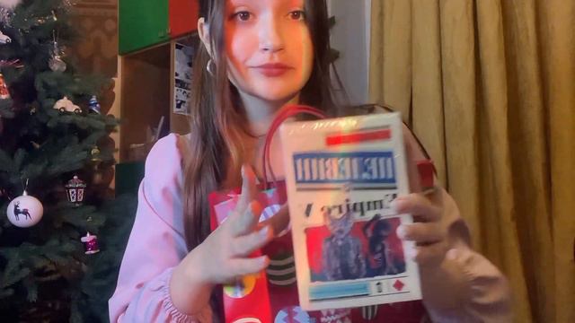 РАСПАКОВКА НОВОГОДНИХ ПОДАРКОВ.Мой брат нормальный такое дарить ?😳 смотреть онлайн