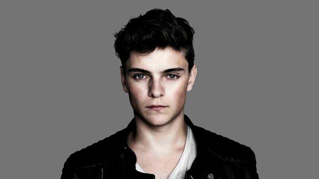 Martin Garrix Ft. Alex Aris - Mistaken