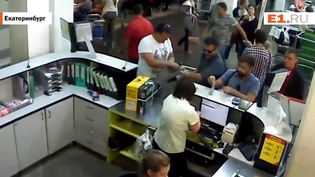 Мужчины с тележкой украли бур из магазина смотреть онлайн
