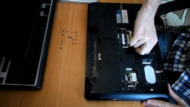 Замена материнской платы на ASUS K73E, часть 1 смотреть онлайн