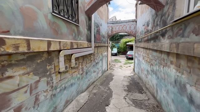 Одесса 13 июля 2022. Двор, где прошло мое детство. Тётя Элла, дядя Игорь и Капитанша с попугаем.