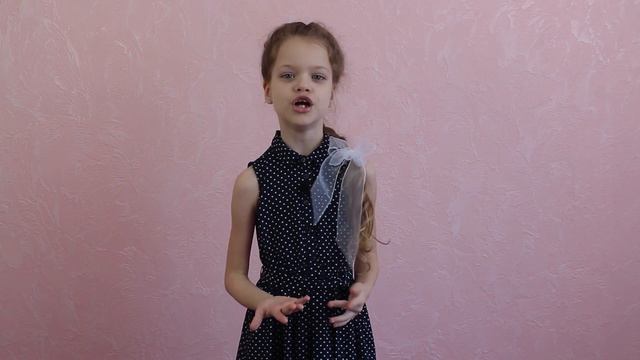 Стих "Я маленькая девочка" Читает Диана Ловчиновская 6 лет / Diana Lovchinovska смотреть онлайн