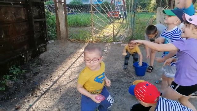 #водяные бомбочки #шарики #лето #дворовые игры #вода #играем всем двором смотреть онлайн