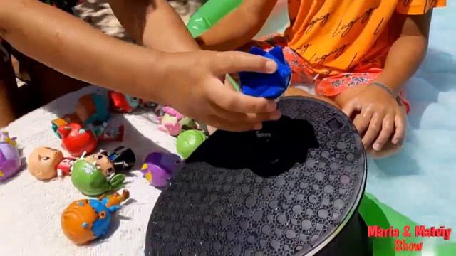 Купаемся с куколками Cool Surprise в бассейне. Brincando com as pupas Cool Surprise na piscina. смотреть онлайн