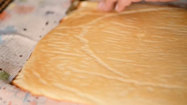 Бисквитный рулет с малиной. Тает во рту. Очень нежный. Малиновый рулет к чаю смотреть онлайн