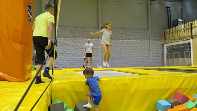 VLOG: ПОДАРОК на 8 марта ЧАСТЬ 2_БАТУТНЫЙ парк_АКВАПАРК смотреть онлайн