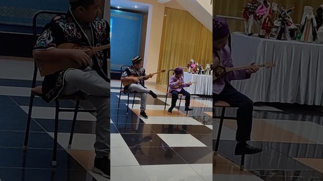 М.Глинка "Полька" - Құдайберген Азамат пен Құдайберген Саламат (домбыра, шіңкілдек) смотреть онлайн