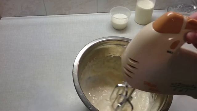 Мороженое пломбир с бананом в мороженице