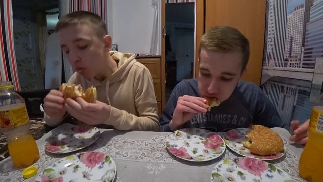 ПИЦЦА БУРГЕР СОСИСКА В ТЕСТЕ КТО БЫСТРЕЕ И БОЛЬШЕ СЪЕСТ L ПОЕДАНИЕ МНОГО ЕДЫ НА СКОРОСТЬ