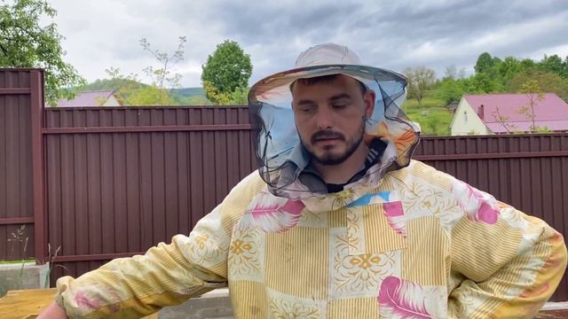 Клещ бушует! Обрабатываю семьи от клеща. смотреть онлайн