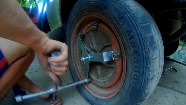 ТАВРОБУДНИ#10 - Как перестать терять колпаки на Таврии. Замена шпильки колеса. смотреть онлайн