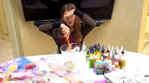 Ева и Виолетта делают слаймы в школе !