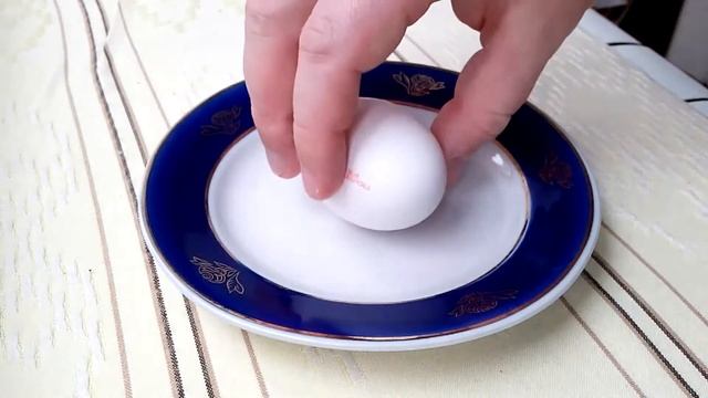 Как отличить вареное яйцо от сырого? / How to distinguish boiled egg from raw? смотреть онлайн