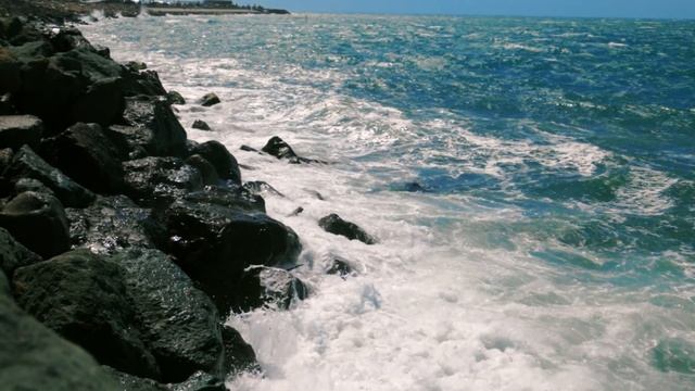 Волны бьют о большие камни.Красивое море.Отличный ракурс сьемки.Видео автора ROMAN ODINTSOV.